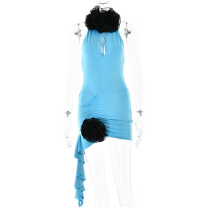 Robe de soirée moulante à col halter en V, dos nu, avec superposition transparente et jupe courte - Product Image 5
