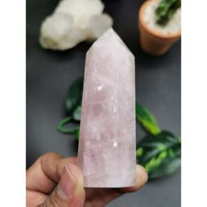 Pointe de quartz rose - Baguette de quartz rose pour la lithothérapie, pointe de pierre précieuse faite à la main - Product Image 1