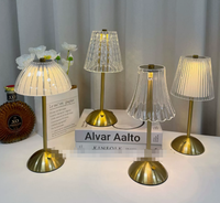Lampe de table moderne SIMPSON en fer et acrylique doré, rechargeable, LED tactile, luxe, 30 cm de haut, pour événements de mariage, lumière de nuit