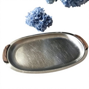 Bandeja Decorativa para Servir Alimentos con Asas, Acabado Plateado, Forma Ovalada, Bandejas Metálicas, Vajilla, Diseño Moderno, Bandeja Única - Product Image 1