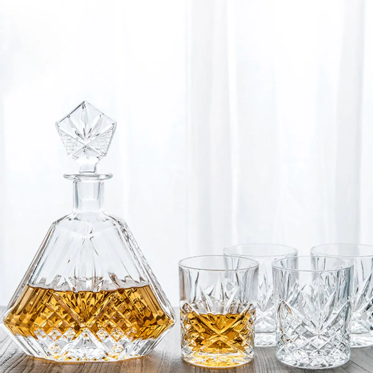 El yapımı kristal İrlanda kesim üçgen cam şişe şarap likör viski sürahisi seti viski gözlük ile