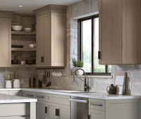 Ensemble d'armoires de cuisine de style farmhouse transitionnel du Vermont, armoire murale personnalisée en taupe chaud, armoire à étagères ouvertes