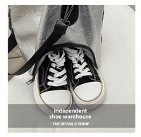 Sac de voyage en PU froissé avec patch brodé en chenille personnalisé, compartiment à chaussures séparé pour articles secs et humides, sac de week-end multifonctionnel