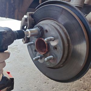 Outil de polissage et d'élimination de la rouille pour disques de frein de voiture King Kong, avec tampon en velours noir, pour le nettoyage des moyeux de roue et l'entretien des têtes de moyeu - Product Image 1