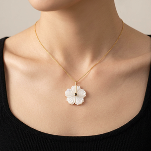 Pendentif Fleur en Nacre Sculpté à la Main avec Accent en Onyx Noir, Bijou en Laiton Plaqué Or 18 carats, Collier pour Usage Quotidien - Product Image 3