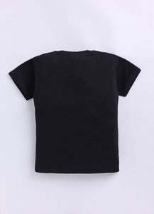 Camiseta de algodón puro estampada para niños, color verde claro, con estampado gráfico divertido con gorra, gafas de sol y camiseta colorida - Product Image 2