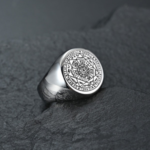 Anillo de titanio para hombre con símbolo de estrella de siete puntas, estilo hip-hop, exclusivo y de moda, de Yunnique. - Product Image 3