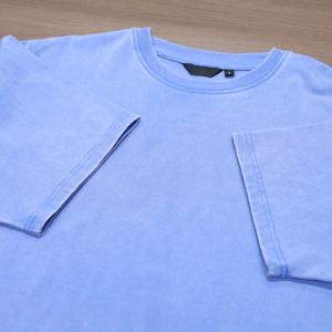 Camiseta personalizada para hombre con lavado ácido, logotipo serigrafiado, 100% algodón, hombros caídos, estilo oversized. - Product Image 4