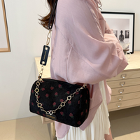 Sac à bandoulière imprimé fraises avec fermeture éclair, doublure en polyester, forme cartable pour femme, idéal pour les voyages