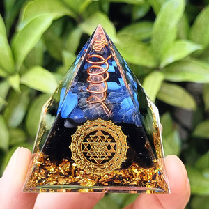 Pyramide en résine époxy avec galets de cristal, ornement de bureau, décoration d'aquarium, cadeau - Product Image 1