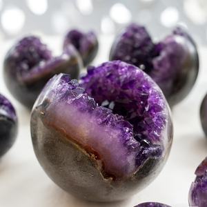 Cristal de Amatista Natural Tallado en Forma de Bolsa de Dinero, Ecológico, Pulido, con Grabado Único - Product Image 2