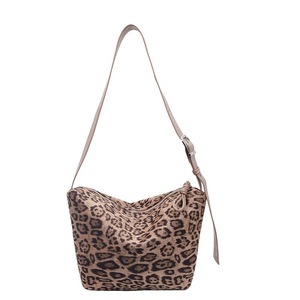 Sac à bandoulière personnalisé, matériau souple, imprimé léopard et embellissement de nœud en cuir - Product Image 3