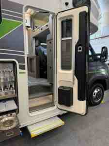 Panel de puerta de RV de estilo europeo de aleación de aluminio de alta calidad, puerta de entrada vendida de fábrica con ventanas de coche para Camping y caravanas - Product Image 3