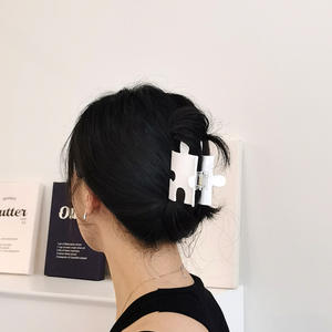 กิ๊บติดผมดีไซน์น่ารักแบบโปร่ง ทรงจิ๊กซอว์ สีขาวดำ ทำจากอะซิเตท คุณภาพสูง ขายส่ง รับทำตามสั่ง สำหรับทุกเพศ - Product Image 6