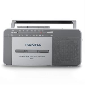 Panda 8223 Boombox rétro Lecteur de cassettes Alimenté par courant alternatif ou piles Radio stéréo AM/FM avec grand haut-parleur et prise pour écouteurs - Product Image 1
