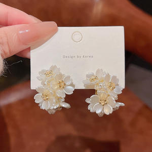 Pendientes de flor blanca de resina romántica dulce para mujer, pendientes de racimo de flores de perlas de imitación elegantes a la moda, accesorios de joyería <span class=keywords><strong>Pai</strong></span> - Product Image 4