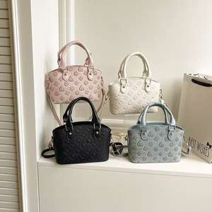 Adorable bolso de mujer con encantador diseño impreso forma cuadrada compacta versátil para uso en hombro o bandolera - Product Image 5