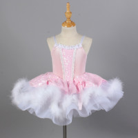 Robe de ballet pour enfants en rose et bleu clair, avec garniture en fourrure moelleuse et détails en dentelle délicats
