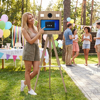 Cabina de Fotos DSLR de 15.6 Pulgadas con Impresión Instantánea, Estación de Selfies Portátil de Metal, Trípode con Aspecto de Madera, Pantalla Táctil y Control Remoto