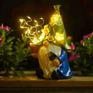 Gnome <span class=keywords><strong>de</strong></span> <span class=keywords><strong>jardin</strong></span> en résine peint à la main à énergie solaire avec un design <span class=keywords><strong>de</strong></span> dessin animé pour les jardins, les cours, les salons et les balcons - Product Image 4