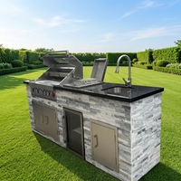 Îlot de cuisine extérieur en pierre culturelle sur mesure avec barbecue à gaz, évier de lavage des mains, refroidisseur de boissons, cuisine de fête extérieure