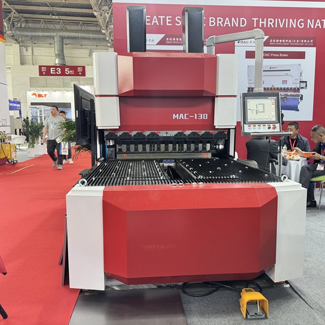 Smooth Operation  Sheet Metal Automatic Steel Frame Dobradeira CNC Panel Bender Center