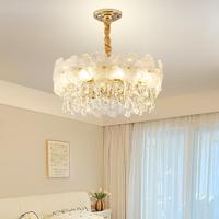En 2026, le salon sera doté de lustres en forme de fleurs, de luminaires de salle à manger de luxe à la française et de lampes de chevet.
