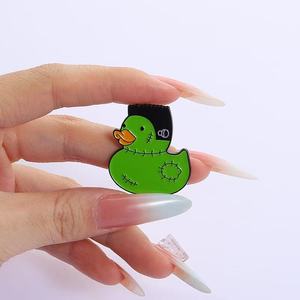Preço de Atacado de Fábrica: Conjunto de Broches e Pins de Lapela de Metal com Esmalte, Gravados e Esculpidos, Tema Animais de Desenho Animado (Pato Doutor Fofo) - Product Image 2