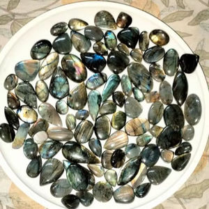 Magnifiques cabochons de quartz naturel poli, bleu éclatant, personnalisés, excellents pour les guérisseurs, les bijoutiers, les créateurs de bijoux, les créateurs de méditation, le travail de méditation - Product Image 1