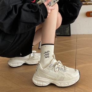 <span class=keywords><strong>Scarpe</strong></span> <span class=keywords><strong>da</strong></span> papà con suola spessa Senior sense modello femminile 2023 nuova primavera e autunno esplosivo con sneakers nere retrò - Product Image 2