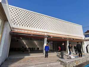 Portes de <span class=keywords><strong>garage</strong></span> modernes pliables verticales, coupe-vent, finies, avec verre <span class=keywords><strong>en</strong></span> <span class=keywords><strong>bois</strong></span> et télécommande - Product Image 4