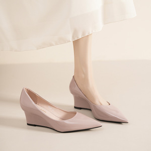 Chaussures compensées pour femmes à bout pointu en cuir verni souple à enfiler style printemps 5222B - Product Image 3