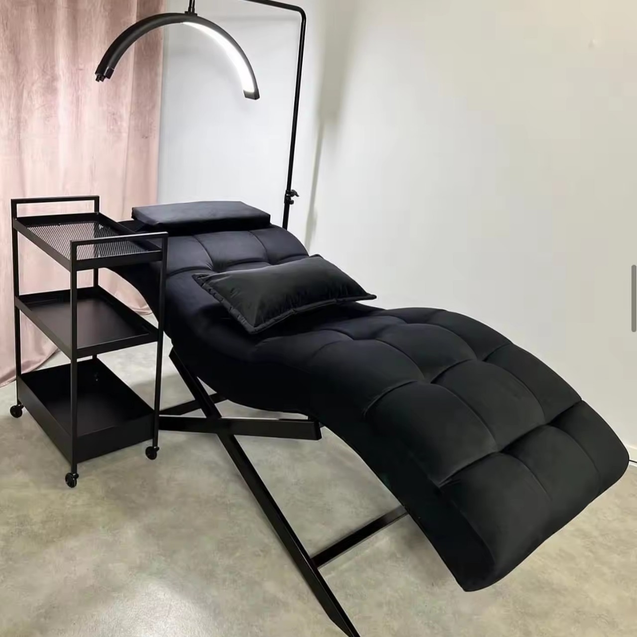 Cross-legged black eyelash bed