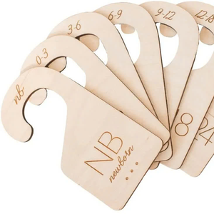 Pendentif de Noël luxueux et brillant pour arbre de Noël, idéal pour la décoration intérieure et extérieure, avec motif de cabane en bois en relief et accents de lanternes vintage - Product Image 3