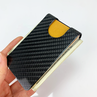 Dompet RFID serat karbon pria, mewah dengan penutup terbuka Logo kustom pola bergaris pemegang klip uang untuk kartu