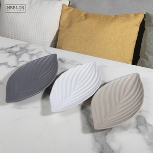 Merlin Living Assiette décorative en céramique blanche grise <span class=keywords><strong>moderne</strong></span> Vaisselle nordique de luxe en porcelaine mate avec forme de feuille de palmier Décoration intérieure - Product Image 1