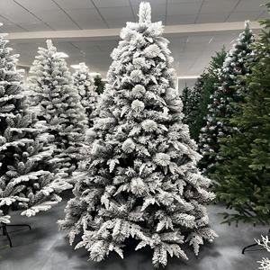 Sapin de Noël artificiel classique en PVC avec pointes givrées blanches et fruits rouges - Product Image 2