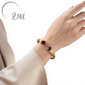 Bracelet en argent 925 plaqué or avec améthyste, vente en gros, unisexe/hommes/femmes, serti géométrique, design minimaliste unique, par UM Jewelry - Product Image 1