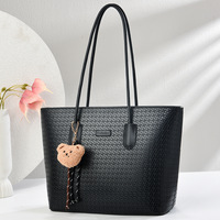 Sac fourre-tout élégant en cuir PU tressé avec poignée supérieure pour femme, spacieux, avec ornement décoratif en forme d'ours, idéal pour le bureau et les affaires
