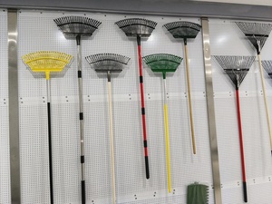 Râteau paysager <span class=keywords><strong>extra</strong></span> <span class=keywords><strong>large</strong></span> à 25 dents de qualité industrielle GIYU OEM ODM pour les feuilles d'automne et l'entretien des pelouses - Râteau à éventail en acier robuste ergonomique - Product Image 4