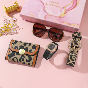 Gran oferta <span class=keywords><strong>de</strong></span> moda <span class=keywords><strong>de</strong></span> lujo al por mayor 4 Uds. Joyería para mujer estilo estampado <span class=keywords><strong>de</strong></span> <span class=keywords><strong>leopardo</strong></span> <span class=keywords><strong>gafas</strong></span> bolsa cinturón reloj <span class=keywords><strong>de</strong></span> cuarzo conjunto caja <span class=keywords><strong>de</strong></span> regalo para mujer - Product Image 6