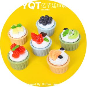 Cabujones de resina 3D de simulación de cupcakes al por mayor para manualidades, decoración de teléfonos, dioramas de cocina en miniatura y dijes de comida - Product Image 1