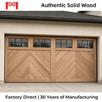 Porte de garage sectionnelle isolée en bois massif blanc sur mesure, style Shaker, avec panneaux encastrés et quatre fenêtres arquées, pour villa de luxe