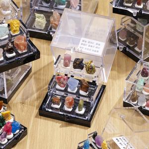 Caja de muestras de cristal de roca y minerales de diferentes tamaños de espécimen natural al por mayor para recuerdo y regalo - Product Image 2
