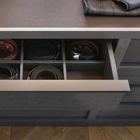 Armoire sur mesure Alland, luxe moderne, en forme de L, pour chambre à coucher, avec portes en verre MDF, éclairage LED, placard intégré