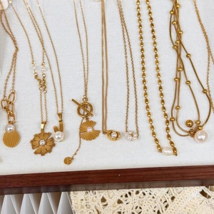 Conjunto de Collar de Perlas Apilables Minimalistas Chapadas en Oro de 18K, Collar de Perlas Barrocas y Redondas para Mujer, Venta al por Mayor Personalizada - Product Image 1