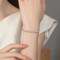Bracciale Tennis Elastico di Lusso in Argento Sterling 925 con Moissanite Taglio Brillante Rotondo da 2,5mm, Placcato Oro, Gioielli Raffinati per Donne
