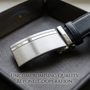 <span class=keywords><strong>Boucle</strong></span> de <span class=keywords><strong>ceinture</strong></span> réversible 30 mm en alliage de zinc, finition argent brossé, pour homme, avec griffes de maintien courbées, pour ceintures décontractées ou habillées, logo personnalisé, OEM - Product Image 3