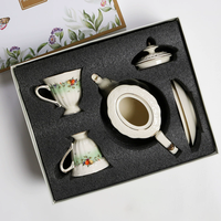 Service à thé rétro européen en céramique, motif fraise, avec théière, tasses et soucoupes à bord doré, style britannique