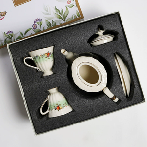 Service à thé rétro européen en céramique, motif fraise, avec théière, tasses et soucoupes à bord doré, style britannique - Product Image 3